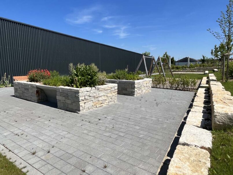 Welsch und Egger Landschaftsarchitekten Auftraggeber: Regens Wagner Hohenwart Ausführungsort: Pfaffenhofen an der Ilm Architekturbüro : Haindl + Kollegen Architekten Projekt: Neubau einer Werkstätte für Menschen mit Behinderung (WfbM) mit 72 Plätzen und einer Förderstätte mit 36 Plätzen