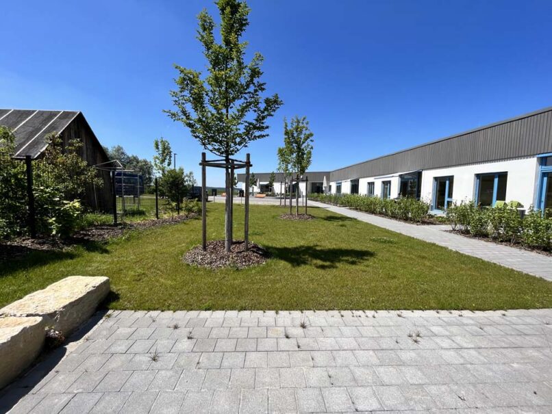 Welsch und Egger Landschaftsarchitekten Auftraggeber: Regens Wagner Hohenwart Ausführungsort: Pfaffenhofen an der Ilm Architekturbüro : Haindl + Kollegen Architekten Projekt: Neubau einer Werkstätte für Menschen mit Behinderung (WfbM) mit 72 Plätzen und einer Förderstätte mit 36 Plätzen