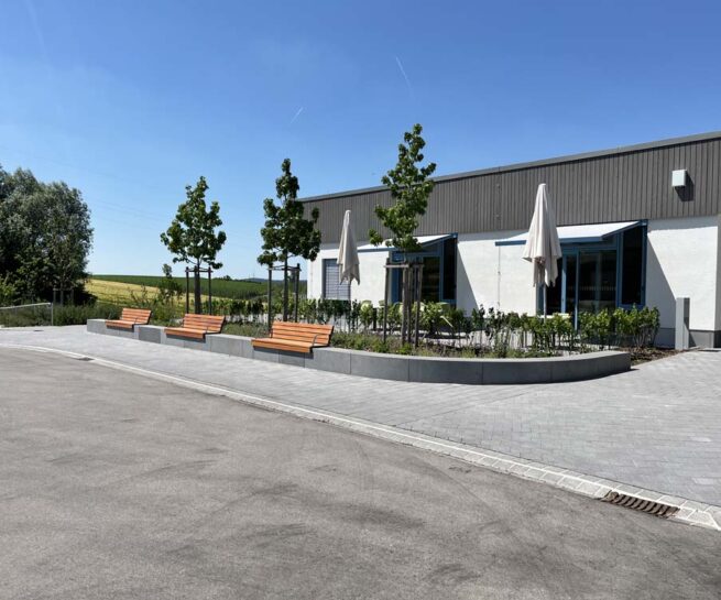 Welsch und Egger Landschaftsarchitekten Auftraggeber: Regens Wagner Hohenwart Ausführungsort: Pfaffenhofen an der Ilm Architekturbüro : Haindl + Kollegen Architekten Projekt: Neubau einer Werkstätte für Menschen mit Behinderung (WfbM) mit 72 Plätzen und einer Förderstätte mit 36 Plätzen