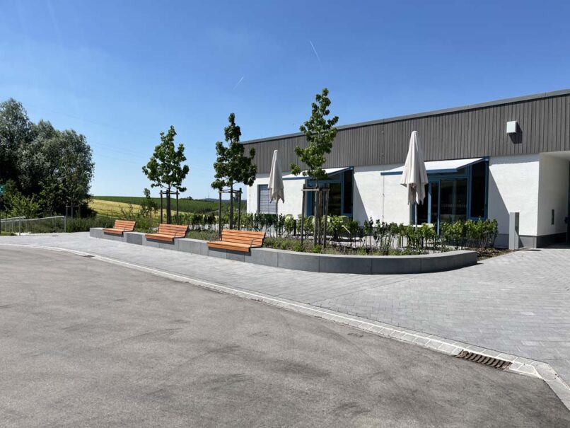 Welsch und Egger Landschaftsarchitekten Auftraggeber: Regens Wagner Hohenwart Ausführungsort: Pfaffenhofen an der Ilm Architekturbüro : Haindl + Kollegen Architekten Projekt: Neubau einer Werkstätte für Menschen mit Behinderung (WfbM) mit 72 Plätzen und einer Förderstätte mit 36 Plätzen