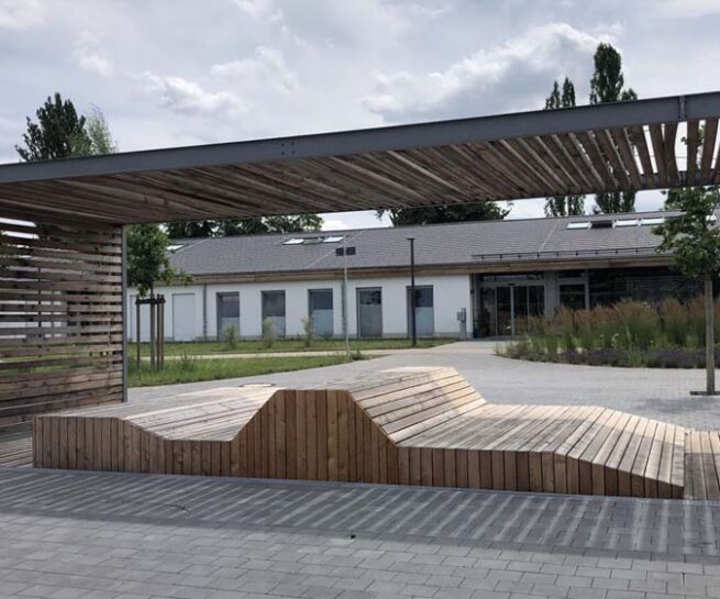 Welsch und Egger Landschaftsarchitekten Bauherr: Regens Wagner Stiftung Absberg Projekt: Neubau einer Freianlage für 2 Wohnheime und eine Förderstätte für je 10 und 24 Menschen mit Behinderung in Langlau